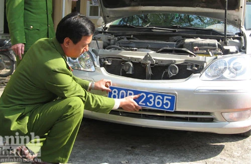 Truy đuổi Camry biển 80B lắp còi ủ... "dởm"