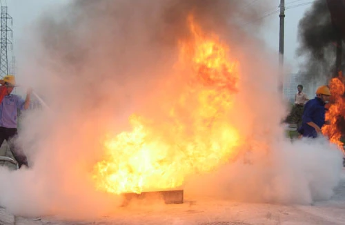 "Chiến sỹ" chữa cháy nghiệp dư trổ tài dập lửa