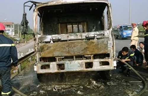 Xe tải "hóa tro" trên cầu Thanh Trì