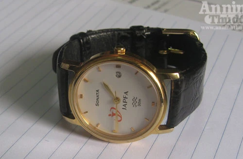 Lẻn vào phòng chuyên gia nước ngoài “nhặt” đồ