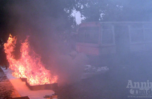 Giải cứu hàng chục người mắc kẹt trong vụ cháy xe khách