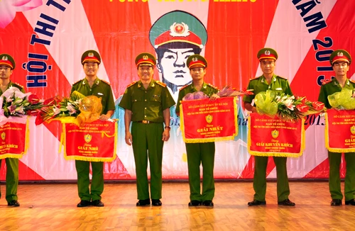 Chung khảo Hội thi "Tìm hiểu điều lệnh CAND năm 2013"