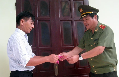 Công an Hà Nội trao tặng nhà tình nghĩa cho thân nhân liệt sỹ CAND