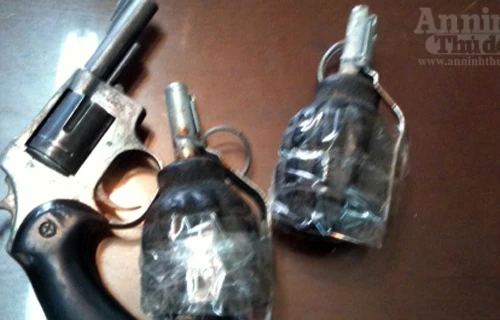 Kẻ truy nã thích gái đẹp, siêu mô tô và hàng “đá”