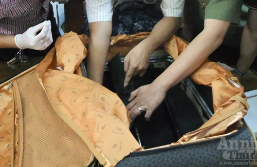 Thủ thuật giấu 1,5kg ma túy đá “qua mặt” máy soi sân bay