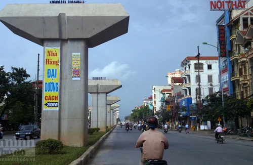 Rao vặt "nhức mắt" trên các trụ đường sắt Cát Linh - Hà Đông