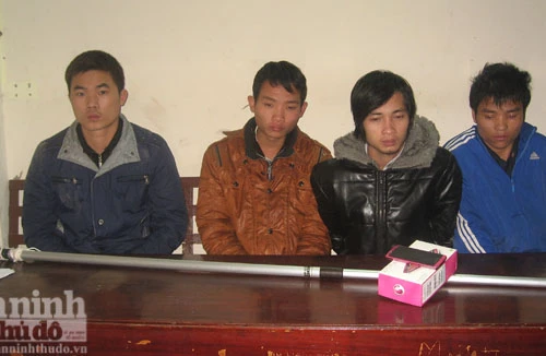 “Người dơi” câu điện thoại bằng móc phơi quần áo