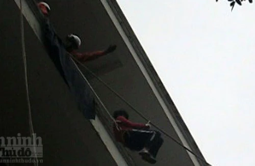  Ngoạn mục màn cứu người mắc kẹt trên cao… trong 2 phút