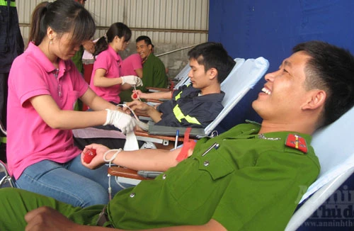 "Giọt máu nghĩa tình vì đồng đội thân yêu"