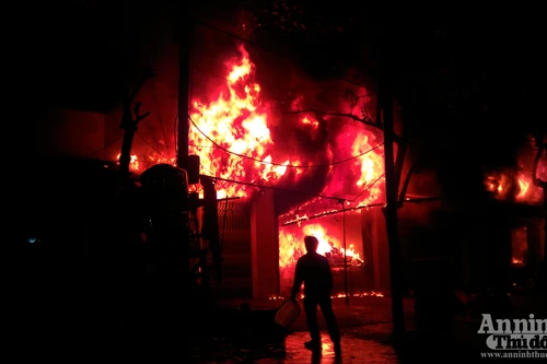 Cháy dữ dội ven Quốc lộ 6