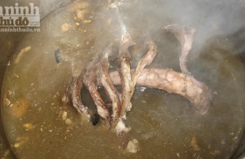 Xẻ thịt, róc xương “ông ba mươi” nấu cao ăn Tết 