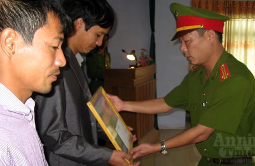 Khen thưởng 3 công dân dũng cảm, cứu chữa hỏa hoạn