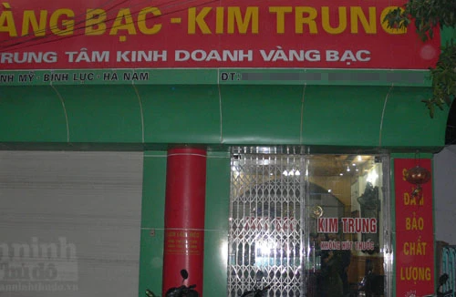 Chế mìn giả dọa cho nổ tung cửa hàng vàng