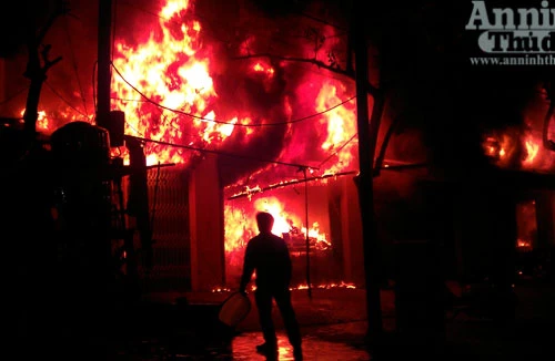 Giải cứu 2 người trong vụ cháy khu tập thể