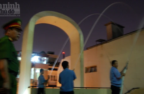 Kiểm tra ứng trực, báo động xử lý cháy đêm ở chợ Đồng Xuân