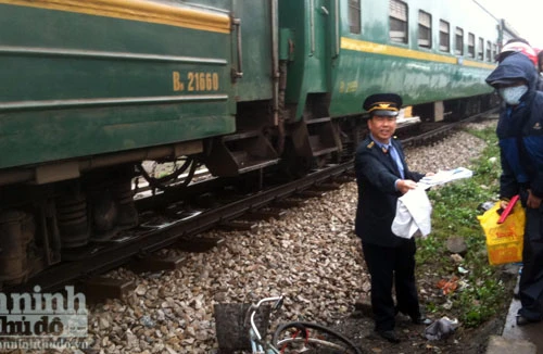 Tàu cán chết bé trai đang đi chơi Tết