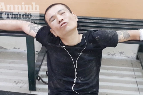 "Ngáo đá", người đàn ông cầm tuýp nước nhựa dọa "bắn" Công an