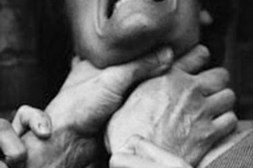 Bóp cổ vợ cũ đến chết ngay trước mộ con gái mới mất