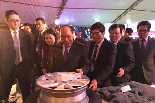 Thủ tướng khuyến khích các hãng ô tô nâng cao tỷ lệ nội địa hóa