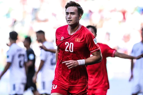 Bùi Hoàng Việt Anh nhận án treo giò trong trận đấu gặp Philippines