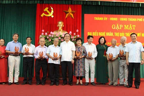 Lãnh đạo TP Hà Nội chỉ ra "bài toán sống còn" để bảo tồn, phát triển các làng nghề