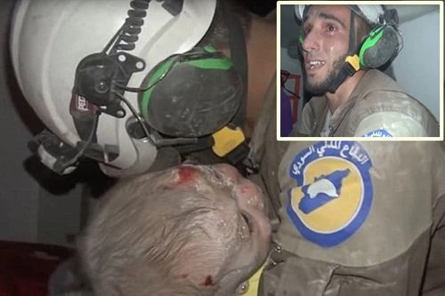 Khoảnh khắc lính cứu hộ Syria bật khóc khi cứu bé gái 1 tháng tuổi
