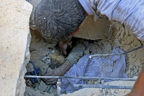 Ám ảnh cảnh bé trai Syria bị vùi lấp bởi bom đạn