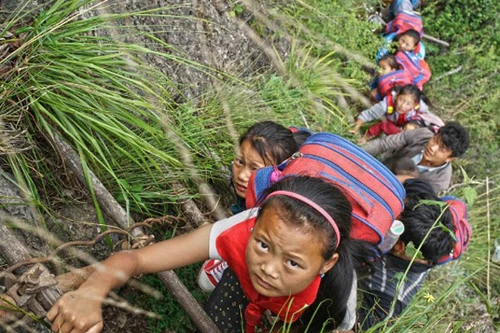 Lặng người xem con đường đi học nguy hiểm nhất thế giới