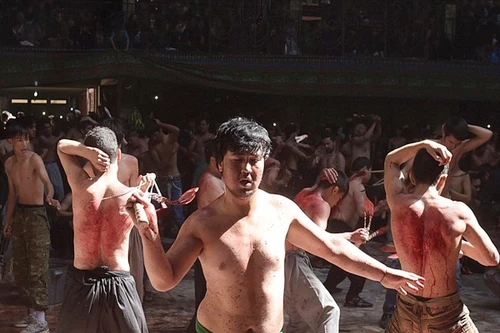 Rợn người cảnh tự tra tấn bằng dao sắc của tín đồ Hồi giáo sùng đạo