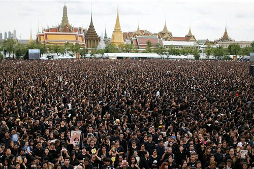 150.000 người hát hoàng ca tiễn biệt vua Thái Lan