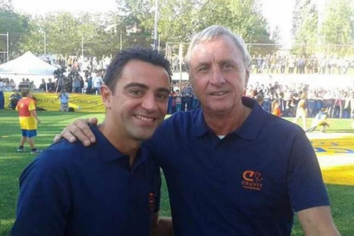 “Thánh Cruyff” tái hiện màn đá penalty “dị” nhất trong lịch sử