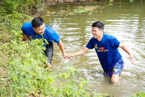 Tập 13 “Bố ơi mình đi đâu thế? 2025”: Trải nghiệm ngã ao, nuôi tằm, nhuộm vải