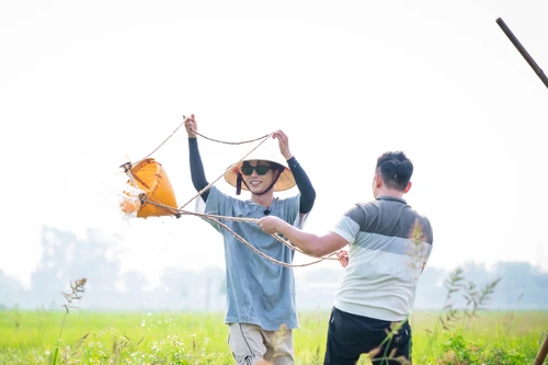  "Bố ơi mình đi đâu thế?": Các ông bố nổi tiếng trải nghiệm nghề nông nhọc nhằn