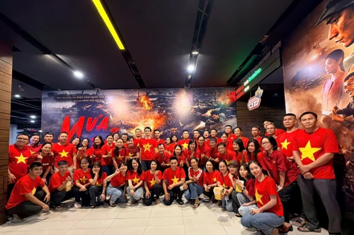 Cụm thi đua số 5 - Công an TP Hà Nội tổ chức sinh hoạt chính trị và xem phim "Mưa đỏ" 