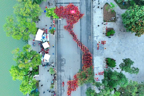 1000 phụ nữ diễu hành áo dài và xếp hình bản đồ Việt Nam tại phố đi bộ hồ Gươm 