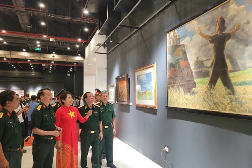 “Những ngày tháng lịch sử” – triển lãm mỹ thuật về chặng đường xây dựng và bảo vệ Tổ quốc tại Bảo tàng Lịch sử Quân sự Việt Nam