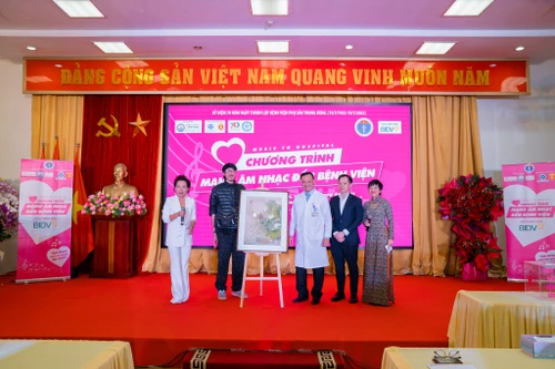 Những nụ cười ở Bệnh viện Phụ sản Trung ương trong ngày 8-3