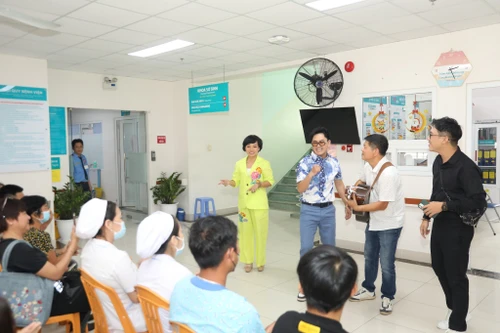 Mang âm nhạc tới bệnh viện: Sẻ chia yêu thương cùng những bệnh nhi