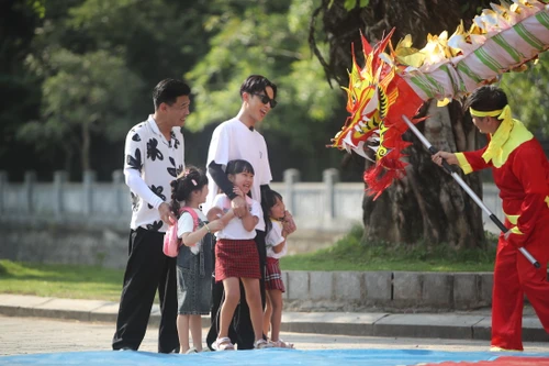 "Bố ơi mình đi đâu thế?": Các cặp bố con và những trải nghiệm thú vị tại Di sản Tràng An