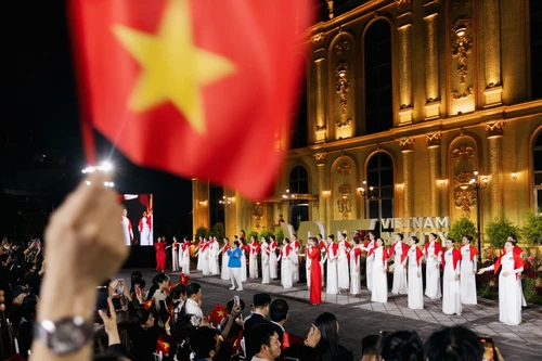 Dàn Hoa hậu, á hậu cùng hoà giọng trong "Giai điệu tự hào" tại Vietnam Beauty Fashion Fest