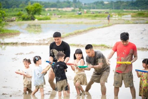 "Bố ơi mình đi đâu thế?": Các ông bố vùng lên đòi "xanh chín" với đạo diễn và ekíp chương trình