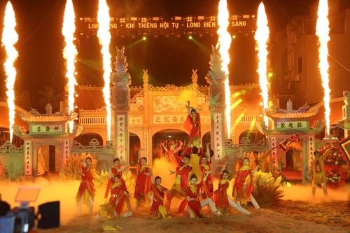 Trình diễn di sản văn hóa phi vật thể "Linh Lang - Khí thiêng hội tụ - Long Biên tỏa sáng"