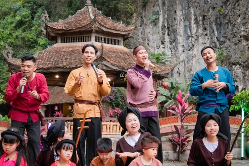 Neko Lê, Duy Hưng, Trung ruồi hát xẩm, mở mini concert tại sân đình