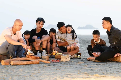 "Bố ơi mình đi đâu thế?": Các ông bố nổi tiếng bán bánh cuốn trên đảo Ngọc Vừng