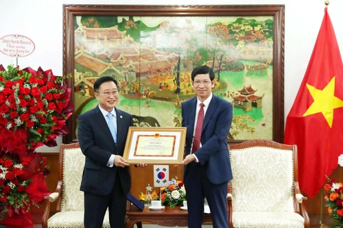 Bộ VHTTDL trao bằng khen cho Đại sứ Du lịch Việt Nam tại Hàn Quốc Lý Xương Căn