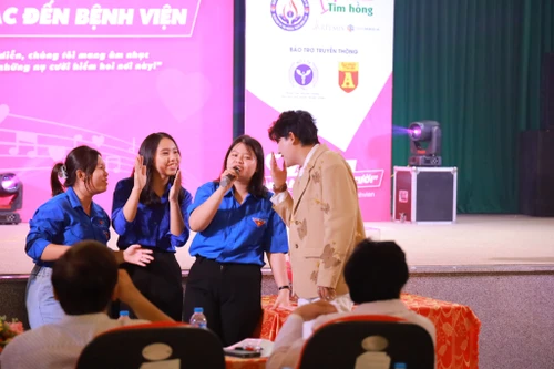 Mang âm nhạc tới Bệnh viện Ung bướu Nghệ An