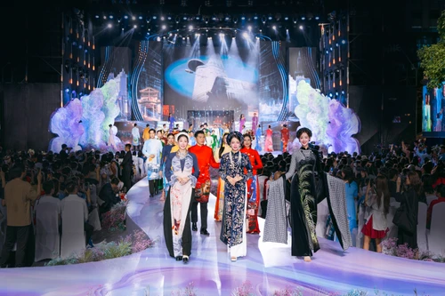 Đạo diễn Hoàng Nhật Nam dàn dựng “Áo dài Việt Nam - Vươn cao Việt Nam”