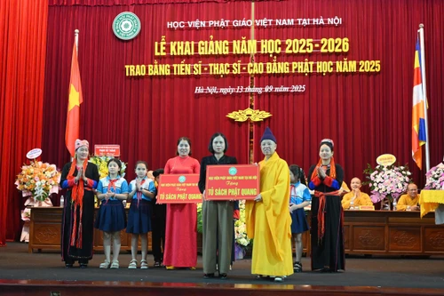 Học viện Phật giáo Việt Nam tại Hà Nội khai giảng năm học 2025-2026 và trao tặng tủ sách Phật Quang