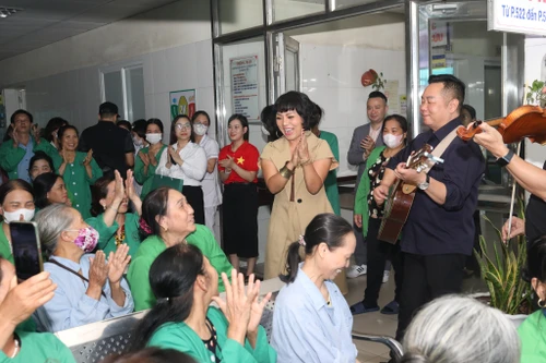 Bản hoà tấu yêu thương tại Bệnh viện 19-8 Bộ Công an