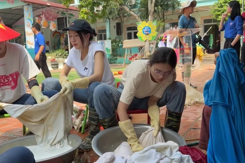 Dàn hoa hậu, á hậu Sen Vàng đến Thái Nguyên dọn dẹp bùn đất, vệ sinh trường học